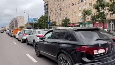 Mosca, limiti di acquisto alla benzina dopo gli attacchi di Kiev: lunghe code ai distributori