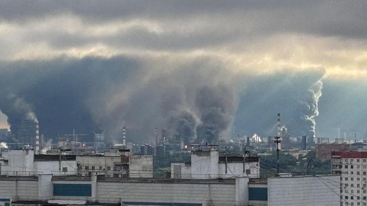 Attacchi alle raffinerie, la Russia corre ai ripari: “Stiamo importando petrolio”