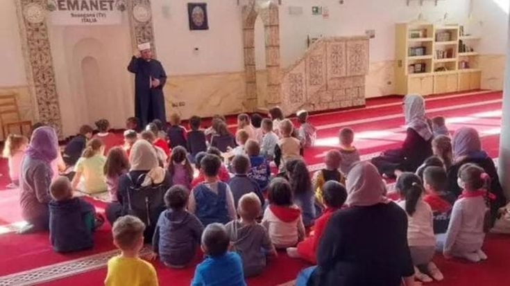 Censimento su Islam a scuola, proteste: “Controllo ideologico”. Il ministero: “Nessuna schedatura”