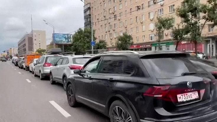 Mosca, limiti di acquisto alla benzina dopo gli attacchi di Kiev: lunghe code ai distributori