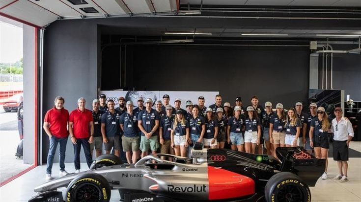Le medaglie olimpiche di Milano Cortina 2026 in pista con la Audi RS 5