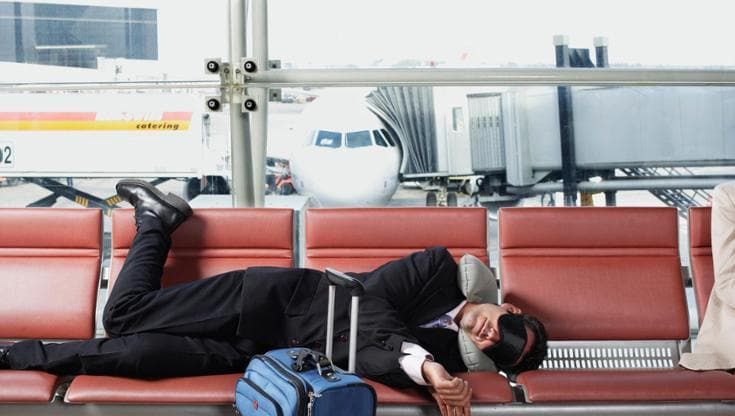 Jet lag: che cosa ci succede quando voliamo lontano (e come limitarne gli effetti)