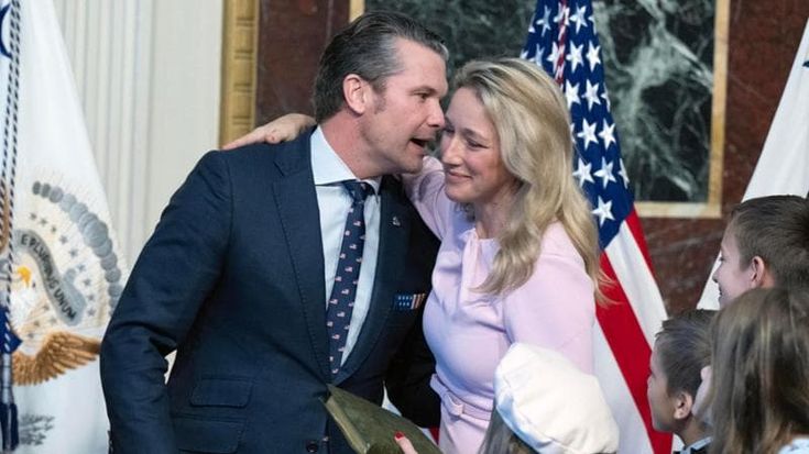 L’influenza di Jennifer Hegseth sul Pentagono e il sogno della Casa Bianca