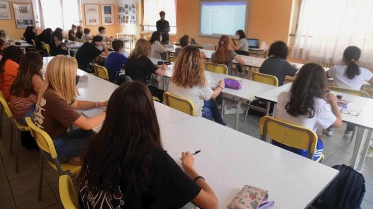 Smartphone vietati, voto in condotta e nuovi programmi: bilancio di fine anno della scuola Valditara