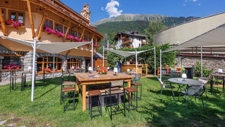 Estate ‘verticale’: sentieri, silenzi e incanti alpini sotto il Monte Bianco