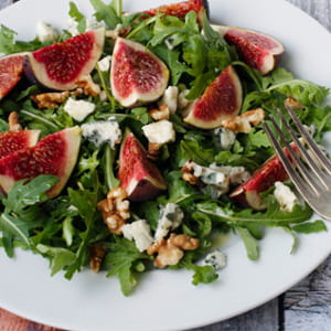 Fresca e gustosa, la rucola aiuta il metabolismo dei grassi e favorisce la salute a tavola