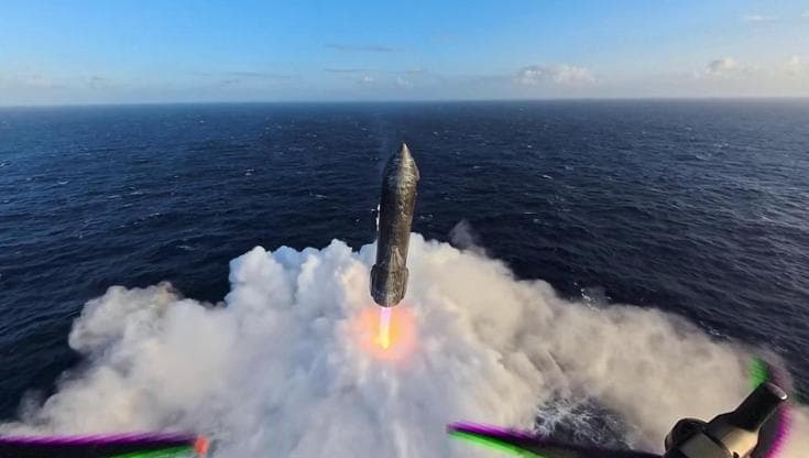 SpaceX, l’ammaraggio di Starship nell’Oceano Indiano visto dal drone sembra un videogame