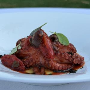 La ricetta perfetta del polpo alla Luciana (su crema di ceci)