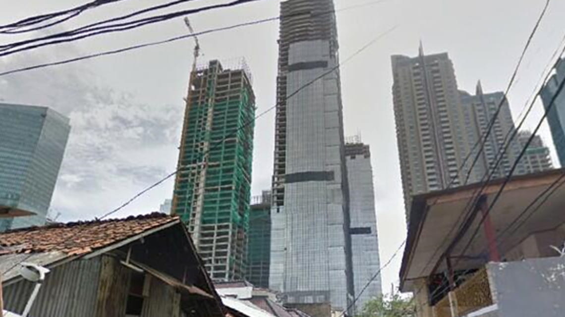 (Foto: contrasto tra grattacieli di lusso e baraccopoli a Jakarta, Indonesia)