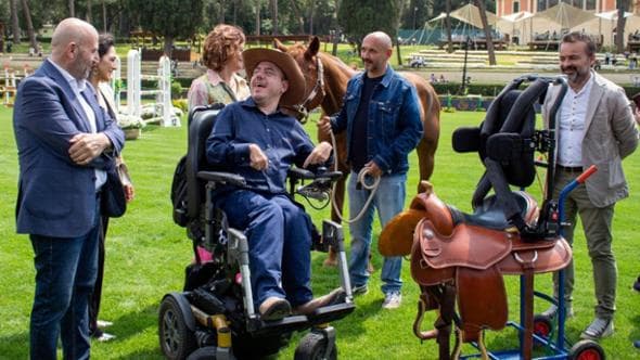 A Piazza di Siena la favola di Enea Ferroni: una sella speciale per superare l'ultima barriera