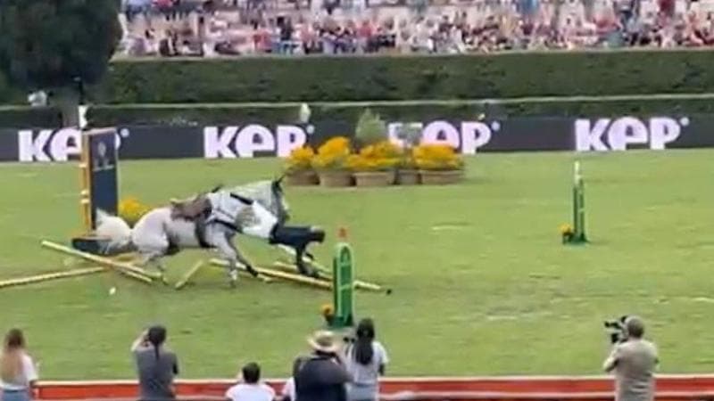 Piazza di Siena, lo svizzero Fuchs cade: si apre l'airbag nella giacca Video