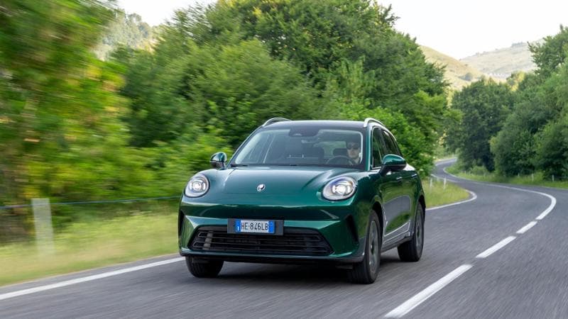 Gwm Ora 5, sorpresa full hybrid: come va il Suv compatto cinese da 223 Cv elegante e tecnologico
