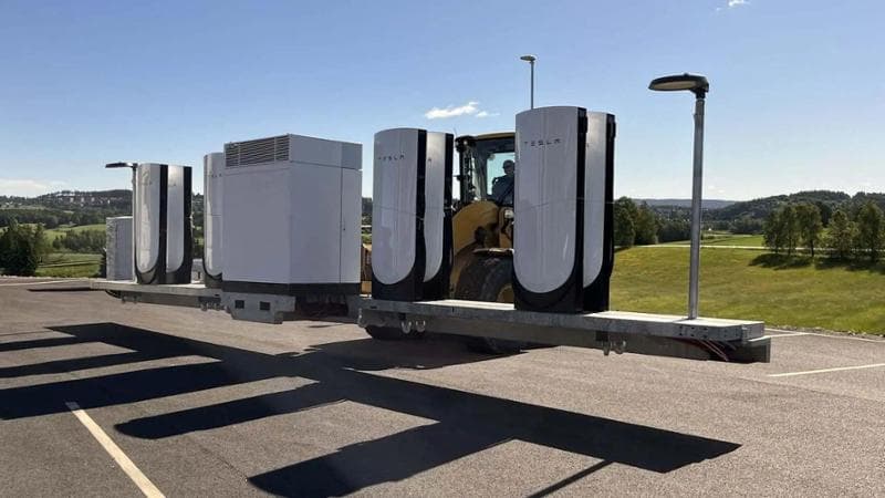 Sbarcano in Europa i Supercharger Tesla pieghevoli: si parte dalla Norvegia