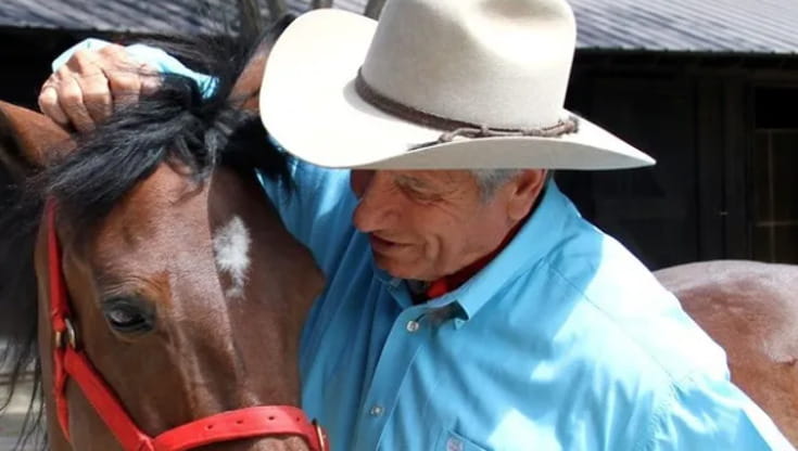 Addio Monty Roberts, l’uomo che sussurrava ai cavalli: rivoluzionò l’addestramento dei mustang