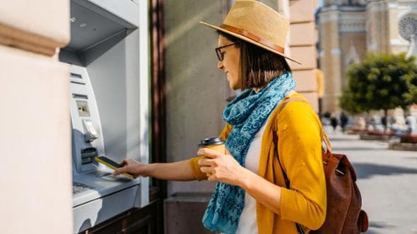 Carta di credito in vacanza: pagare all’estero senza farsi spennare tra commissioni, extra e truffe