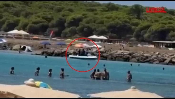 Sardegna, barchino di migranti arriva a Porto Pino: lo sbarco tra la folla di bagnanti