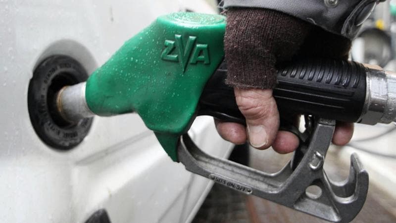 Rientro amaro per gli automobilisti: la benzina sopra i 2 euro anche sulla rete stradale